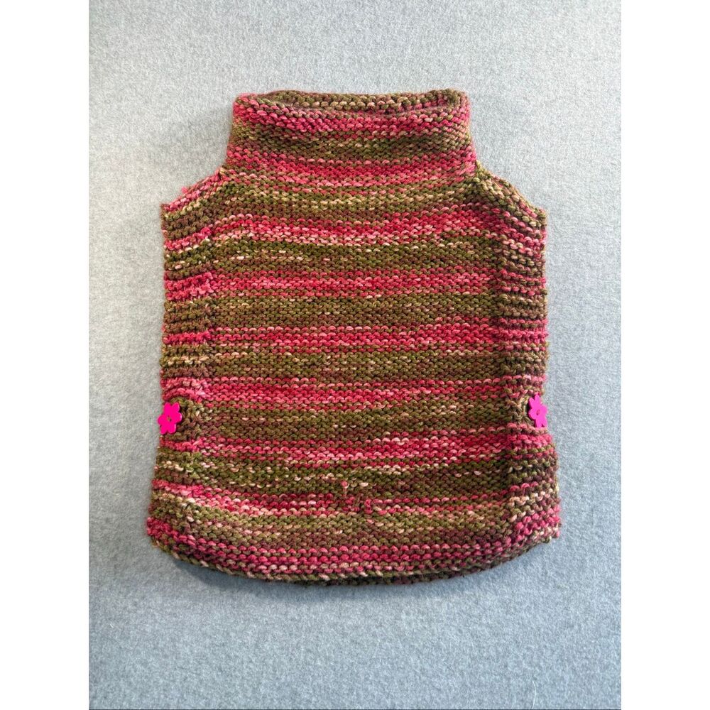 hand-knit sleeveless vest flower-shaped buttons